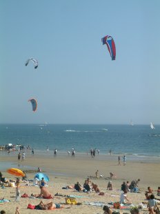 Kite Surfeurs dans la baie de la Baule