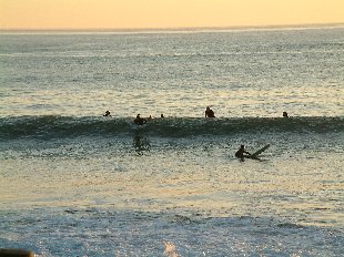 Surfeur sur les vagues