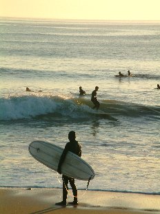 Surfeur sur la plage