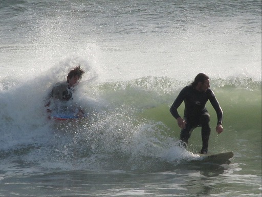 Surfeurs dans la vague