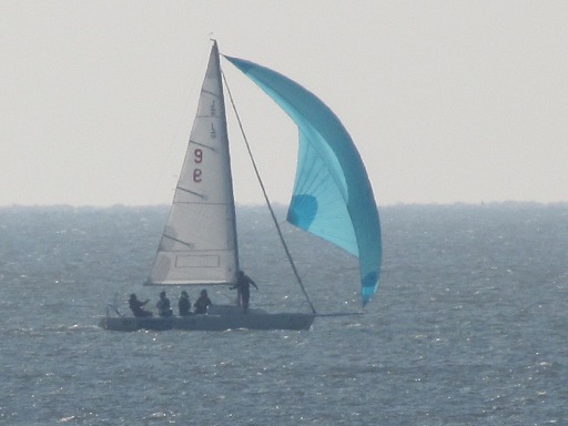 Voilier avec un spi